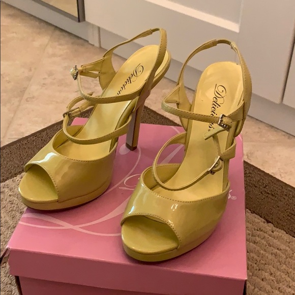 Shoes - Picture 2 of 8